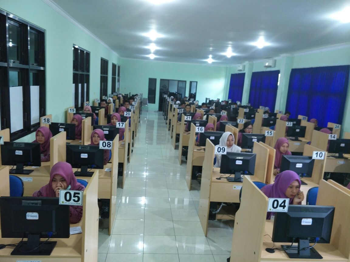Ujian Kompetensi Farmasi menggunakan model CBT