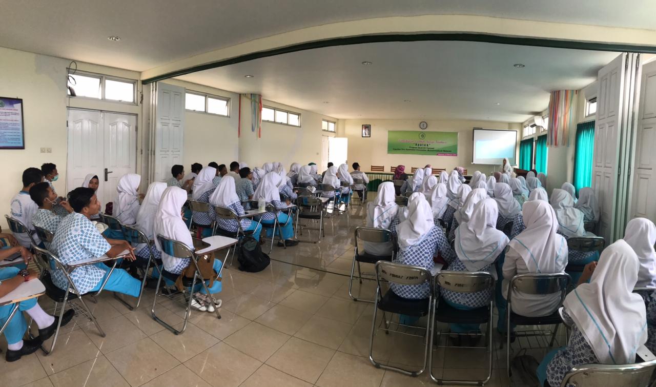 Mahasiswa DIII Farmasi Mendapatkan Pembekalan Praktik Kerja Farmasi “Apotek”