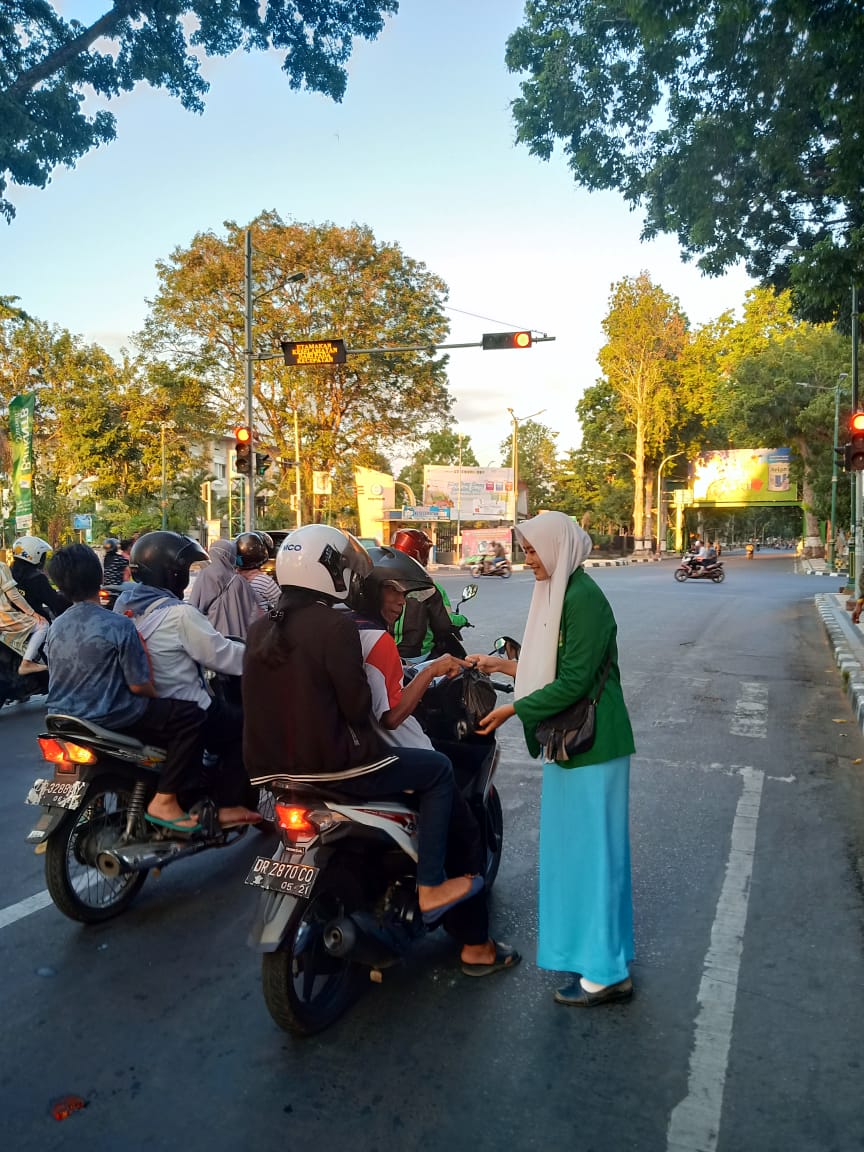 Mahasiswa FIK Turun ke Jalan untuk Berbagi Takjil Gratis