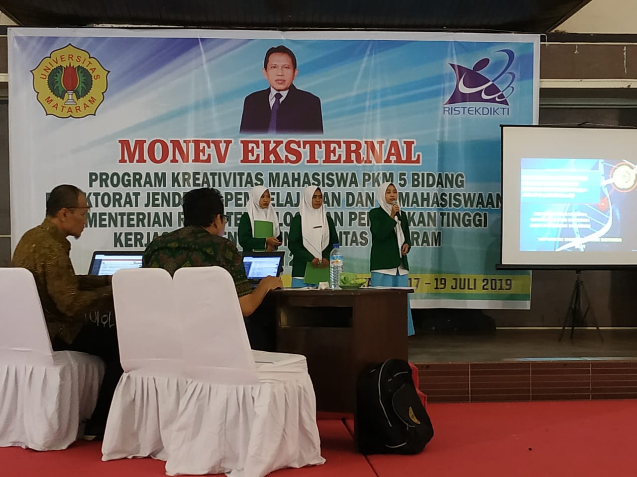 Mahasiswa D3 Farmasi Melaksanakan Monev Program Kreativitas Mahasiswa di Unram