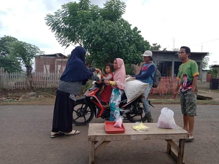 Pembagian Takjil oleh Mahasiswa FIK UMMAT