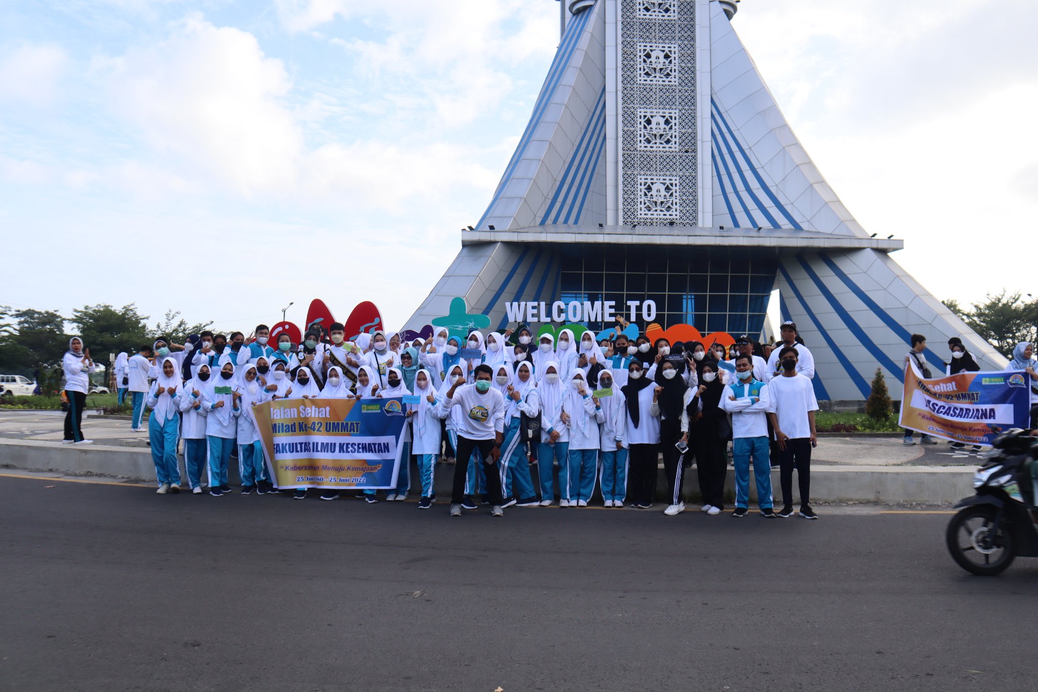 Mahasiswa FIK Mengikuti Jalan Sehat dalam Rangka Milad UMMAT