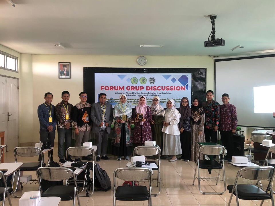 melaksanakan Focus Grup Discussion (FGD) dalam kegiatan kolaborasi Pengabdian Kepada Masyarakat dengan TIM Riset Universitas Ahmad Dahlan b